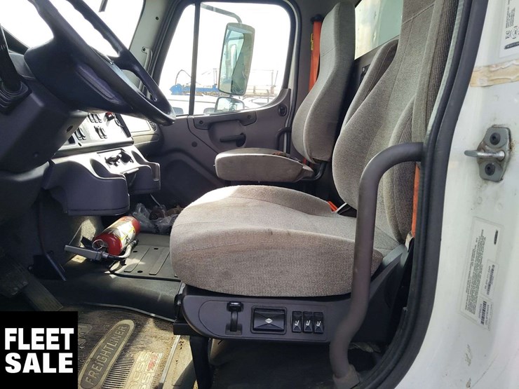 2017-freightliner-m2-106-image-8