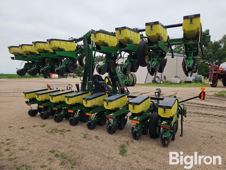 2011-john-deere-maxemerge-xp-3-pt-16r30-stack-fold-planter-image-5