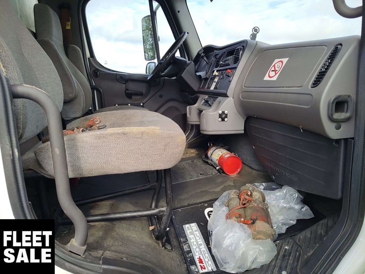 2017-freightliner-m2-106-image-17