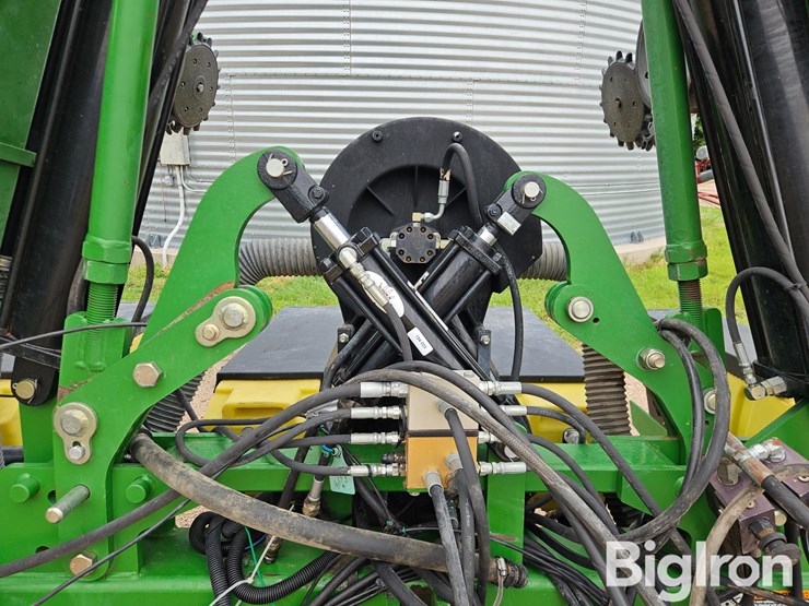 2011-john-deere-maxemerge-xp-3-pt-16r30-stack-fold-planter-image-11