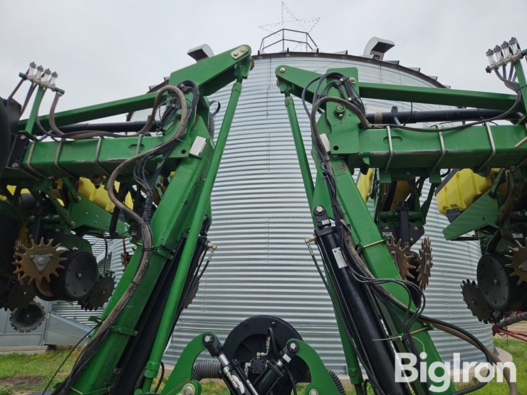 2011-john-deere-maxemerge-xp-3-pt-16r30-stack-fold-planter-image-13