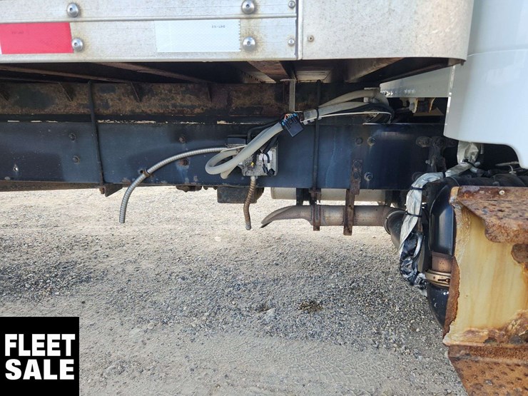 2015-freightliner-m2-106-image-39