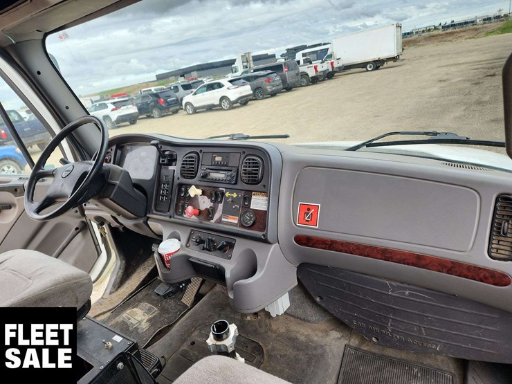 2013-freightliner-m2-106-image-18