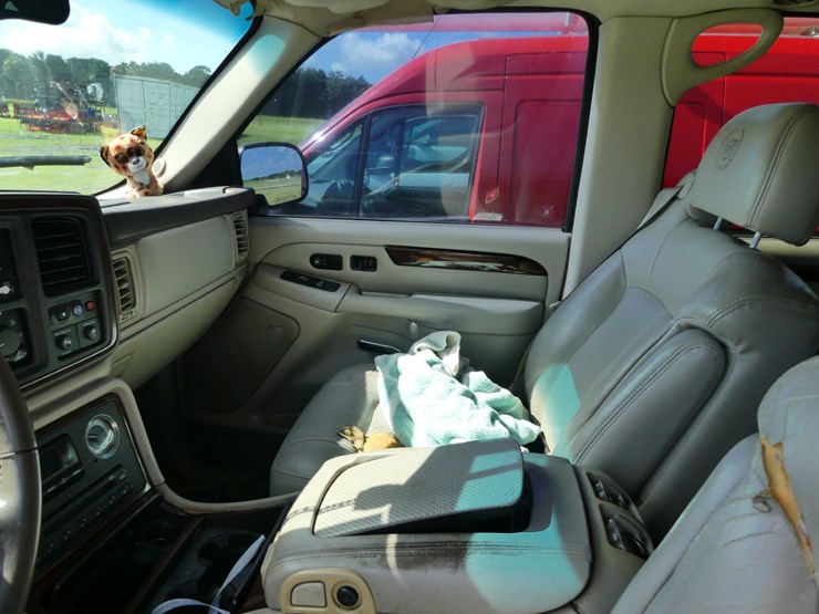 2002-cadillac-escalade-image-12