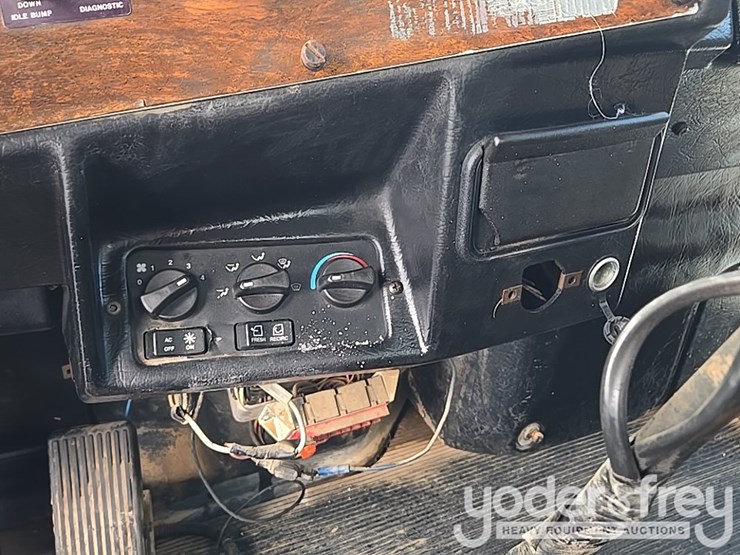 1999-peterbilt-357-image-74