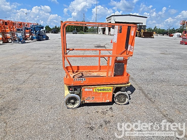 2017-jlg-1230es-image-6