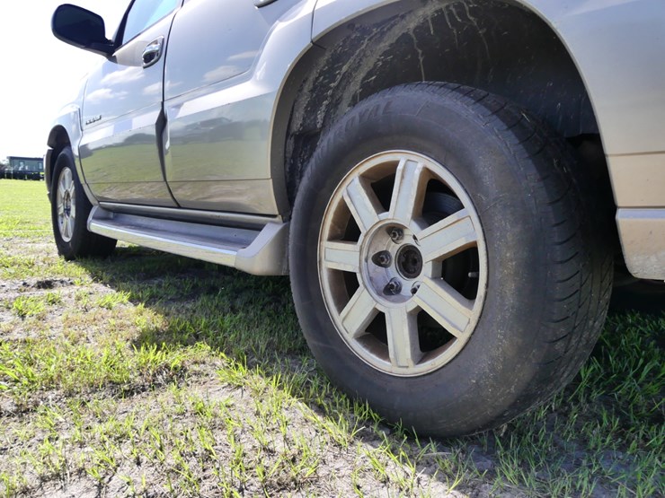 2002-cadillac-escalade-image-5
