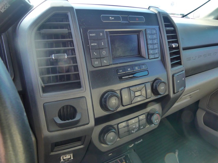 2021-ford-f350-xl-image-16