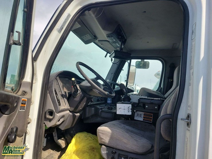 2015-freightliner-m2-106-image-8