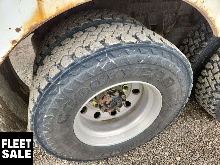2013-freightliner-m2-106-image-13