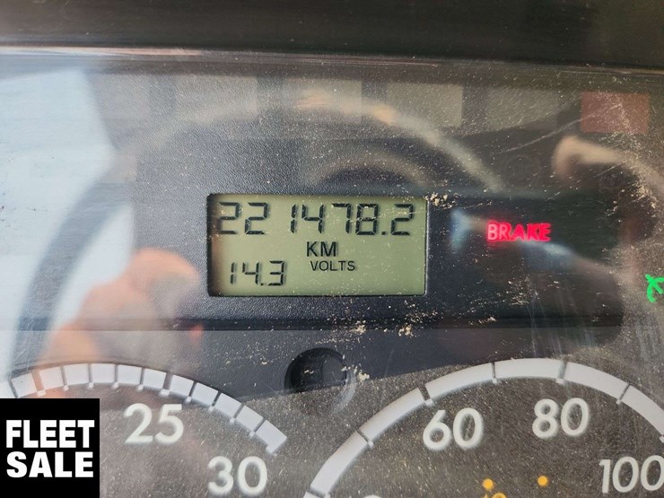 2013-freightliner-m2-106-image-27