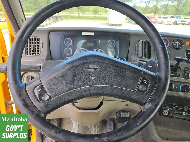 2004-sterling-lt9500-image-23