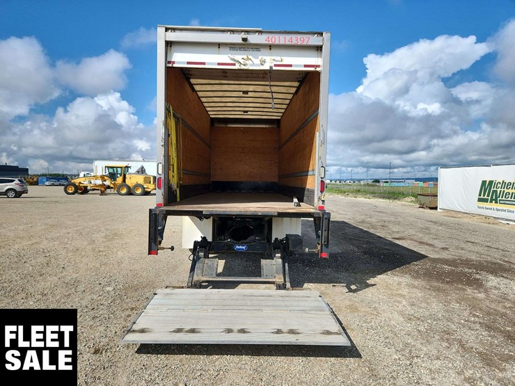 2015-freightliner-m2-106-image-16