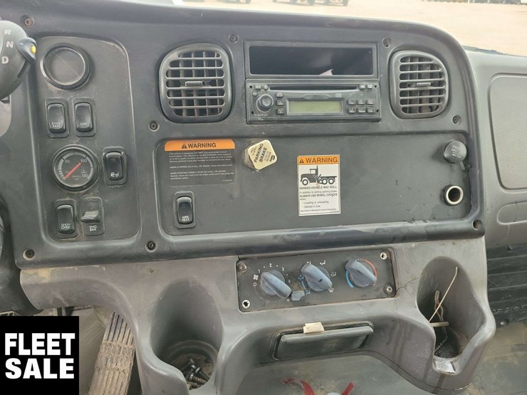 2007-freightliner-m2-106-image-18