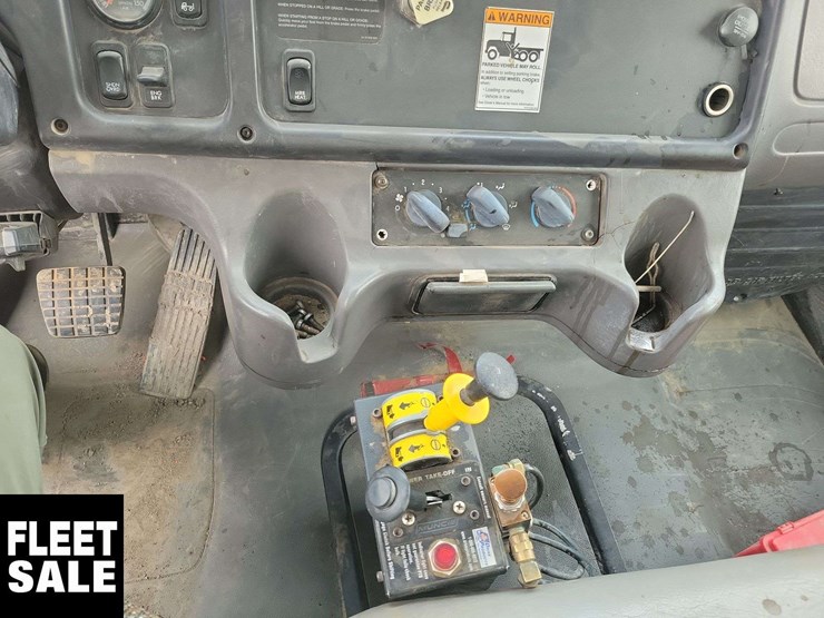 2007-freightliner-m2-106-image-19