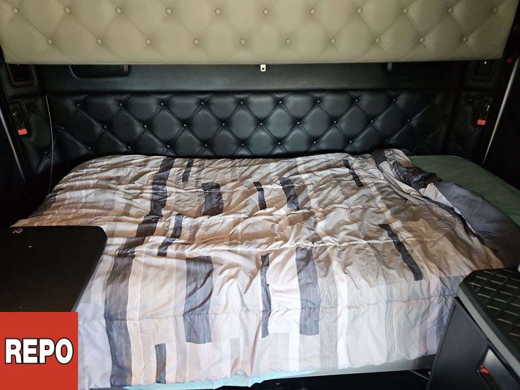 2020-kenworth-w990-image-32