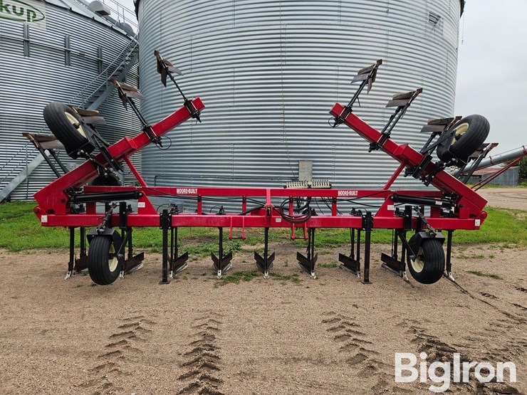 moore-built/hawkins-937-16r30-ditcher/hiller-w/liquid-fertilizer-image-2
