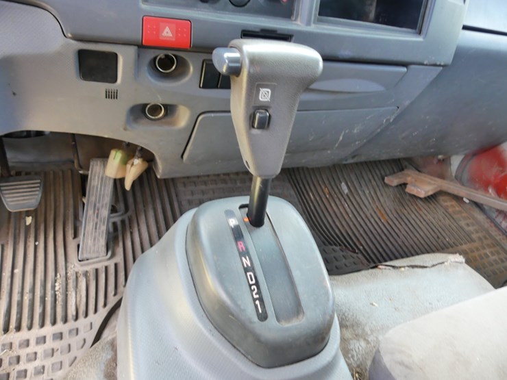 2014-isuzu-npr-image-11