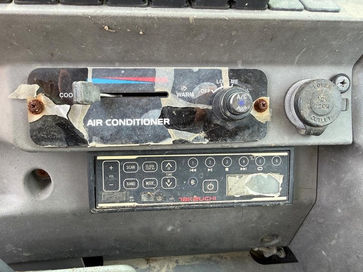 2018-takeuchi-tb260-image-28
