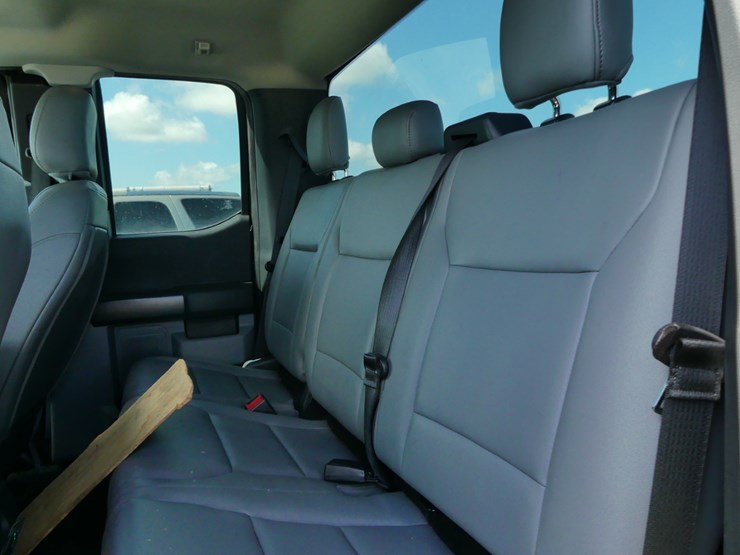 2021-ford-f150-xl-image-10