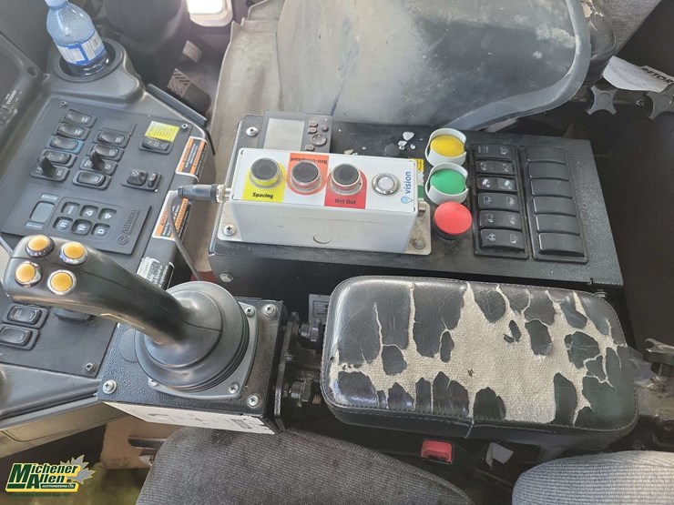 2015-freightliner-m2-106-image-14