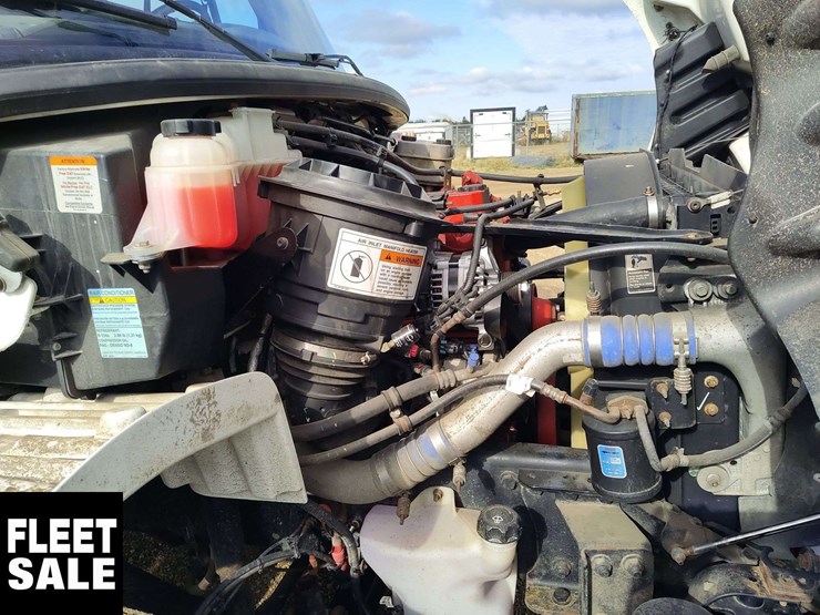 2017-freightliner-m2-106-image-19