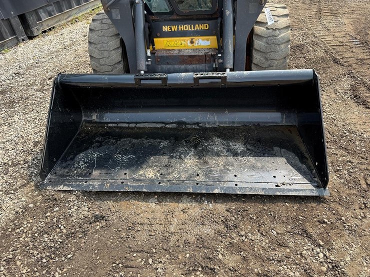 new-holland-l220-image-9