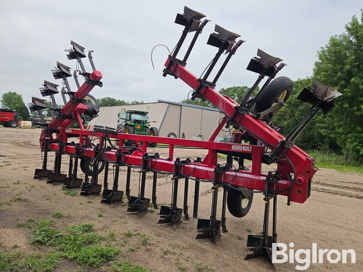 moore-built/hawkins-937-16r30-ditcher/hiller-w/liquid-fertilizer-image-5