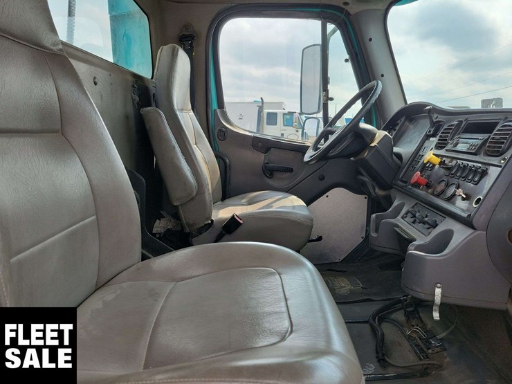 2007-freightliner-m2-106-image-29