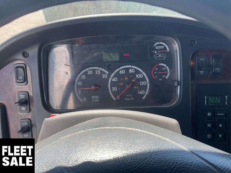 2012-freightliner-m2-106-image-15