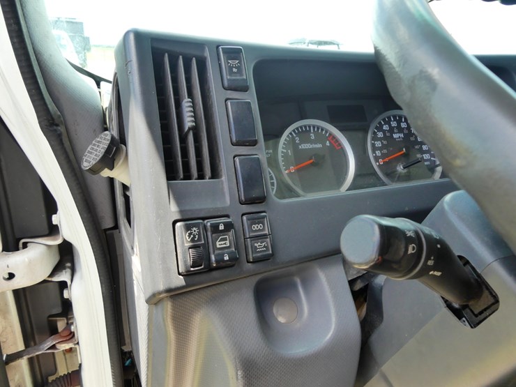 2014-isuzu-npr-image-15
