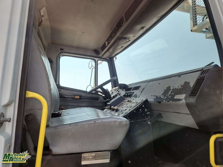 2000-freightliner-fl70-image-16