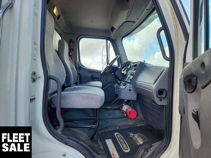 2015-freightliner-m2-106-image-24
