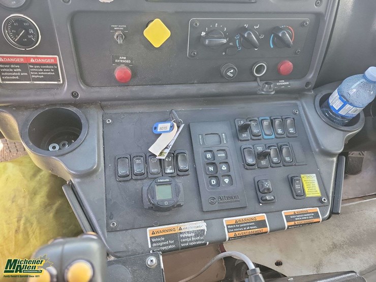 2015-freightliner-m2-106-image-13