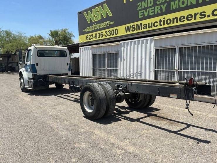 2013-freightliner-m2-106-image-7
