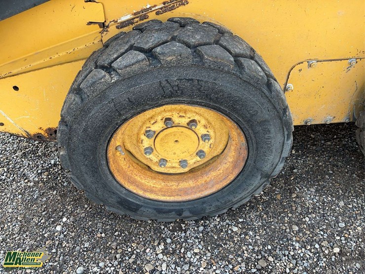 2011-deere-318d-image-12