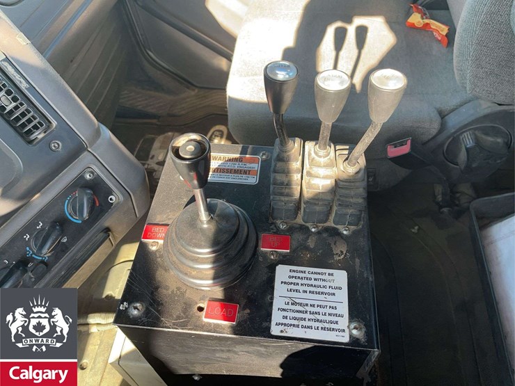 2015-freightliner-m2-106-image-17