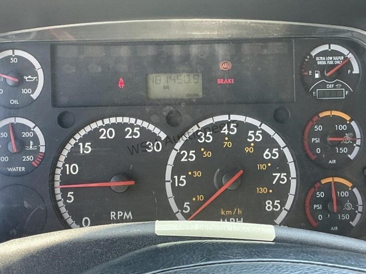 2013-freightliner-m2-106-image-19