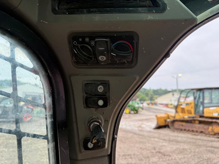 2016-caterpillar-259d-image-26