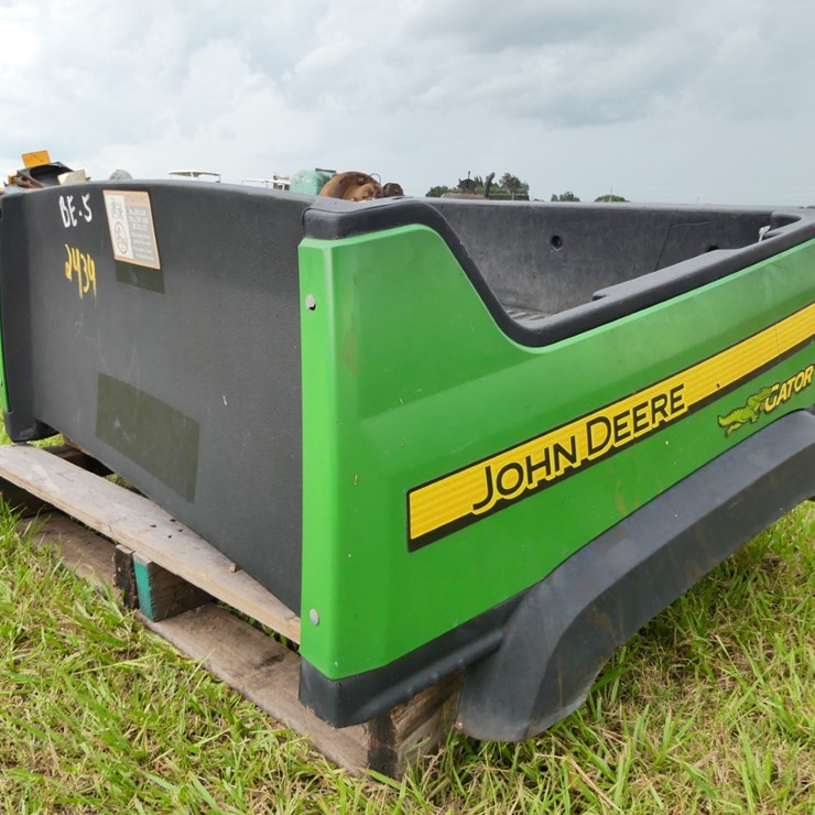 JOHN DEERE GATOR