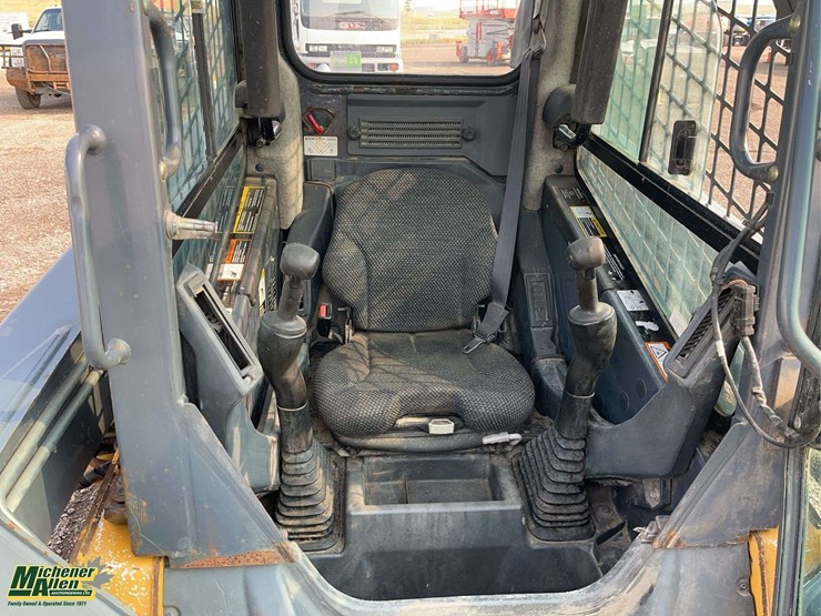 2011-deere-318d-image-14