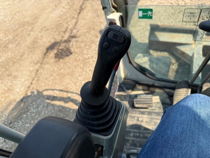 2018-takeuchi-tb260-image-29