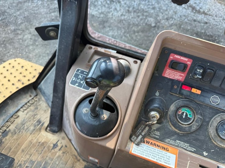 2024-deere-310e-image-27