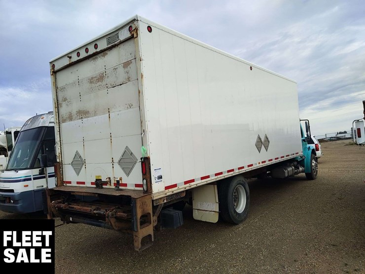 2012-freightliner-m2-106-image-4