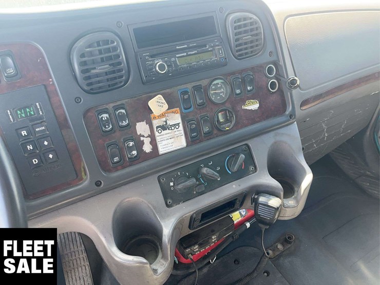 2012-freightliner-m2-106-image-16