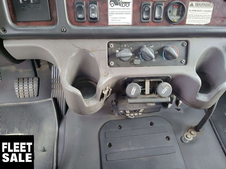 2012-freightliner-m2-106-image-14