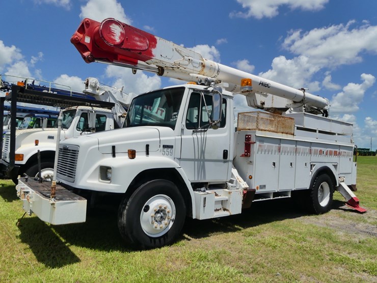 2000-freightliner-fl70-image-1