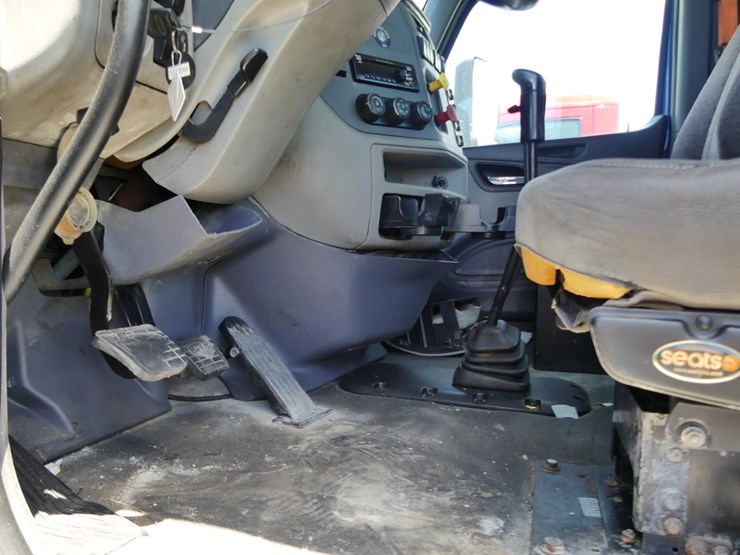 2017-peterbilt-579-image-18
