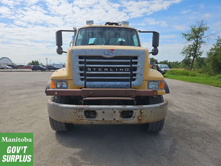 2004-sterling-lt9500-image-10