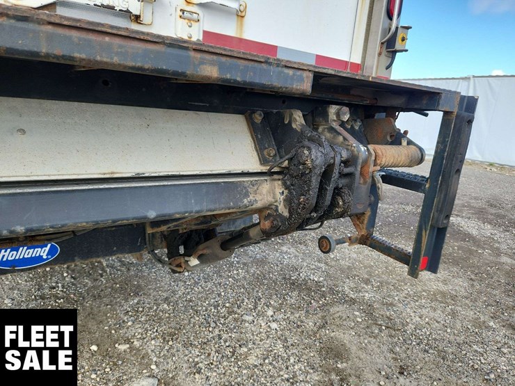 2015-freightliner-m2-106-image-45
